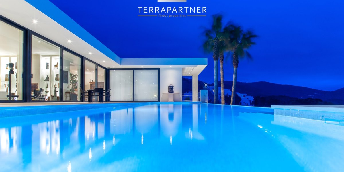 Moderne Luxus-Villa mit atemberaubenden Panorama-Meerblick