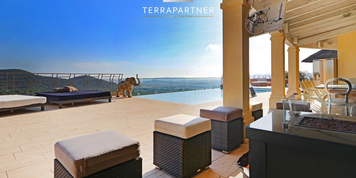 Luxus-Villa mit atemberaubendem Panorama-Blick auf das Meer und Dalt Vila