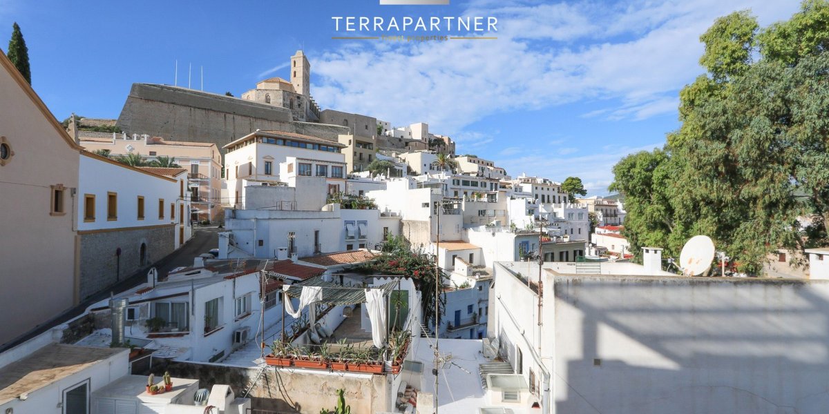 Enchanting apartment in Dalt Vila overlooking the sea and the church