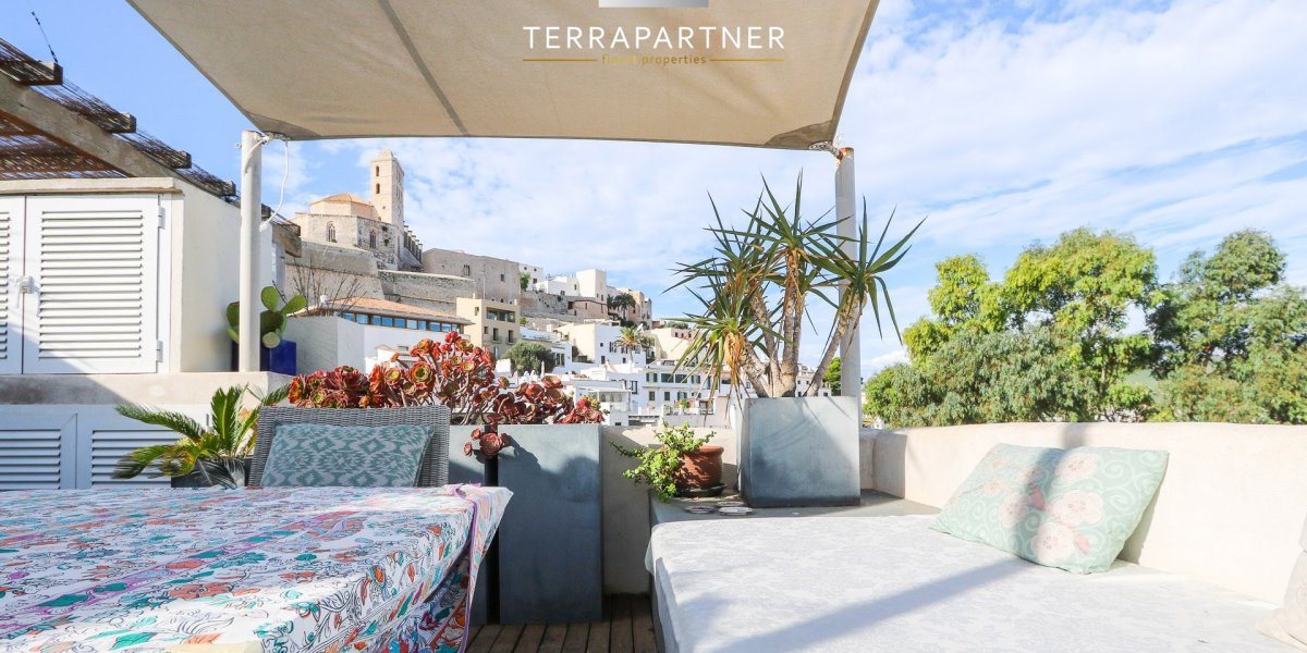Enchanting apartment in Dalt Vila overlooking the sea and the church